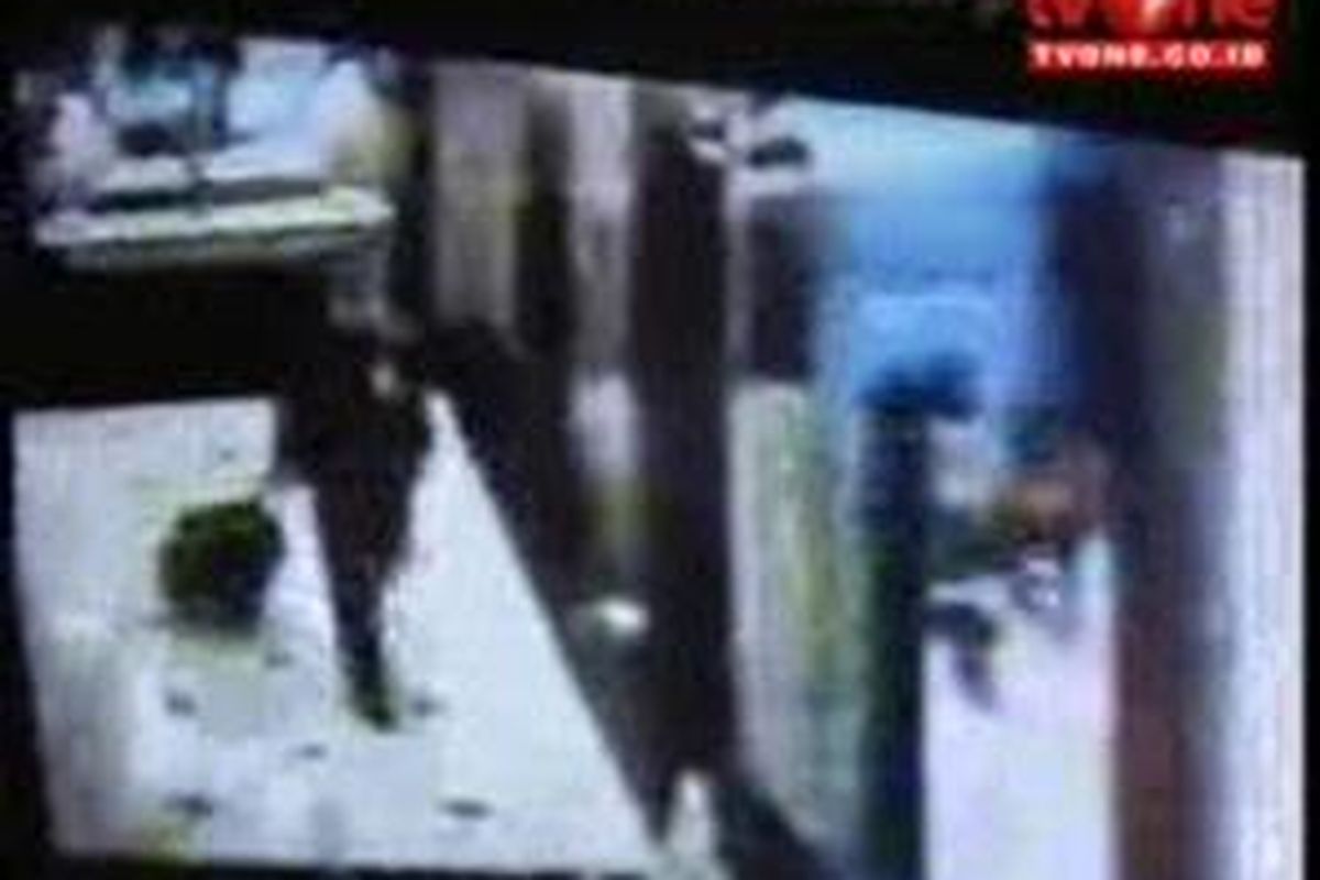 Seorang pris yang diduga pelaku pengemoman terekam di CCTV
