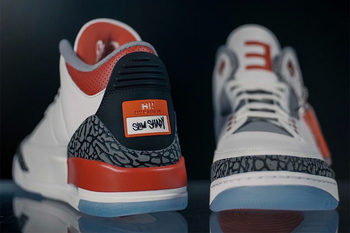 Air Jordan 3 PE dari Jordan Brand dalam balutan warna putih, hitam, dan merah.