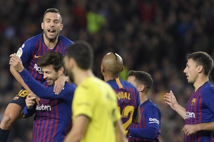 Gerard Pique merayakan gol bersama rekan-rekannya pada laga Barcelona vs Villarreal di Stadion Camp Nou dalam lanjutan La Liga Spanyol, 2 Desember 2018. 