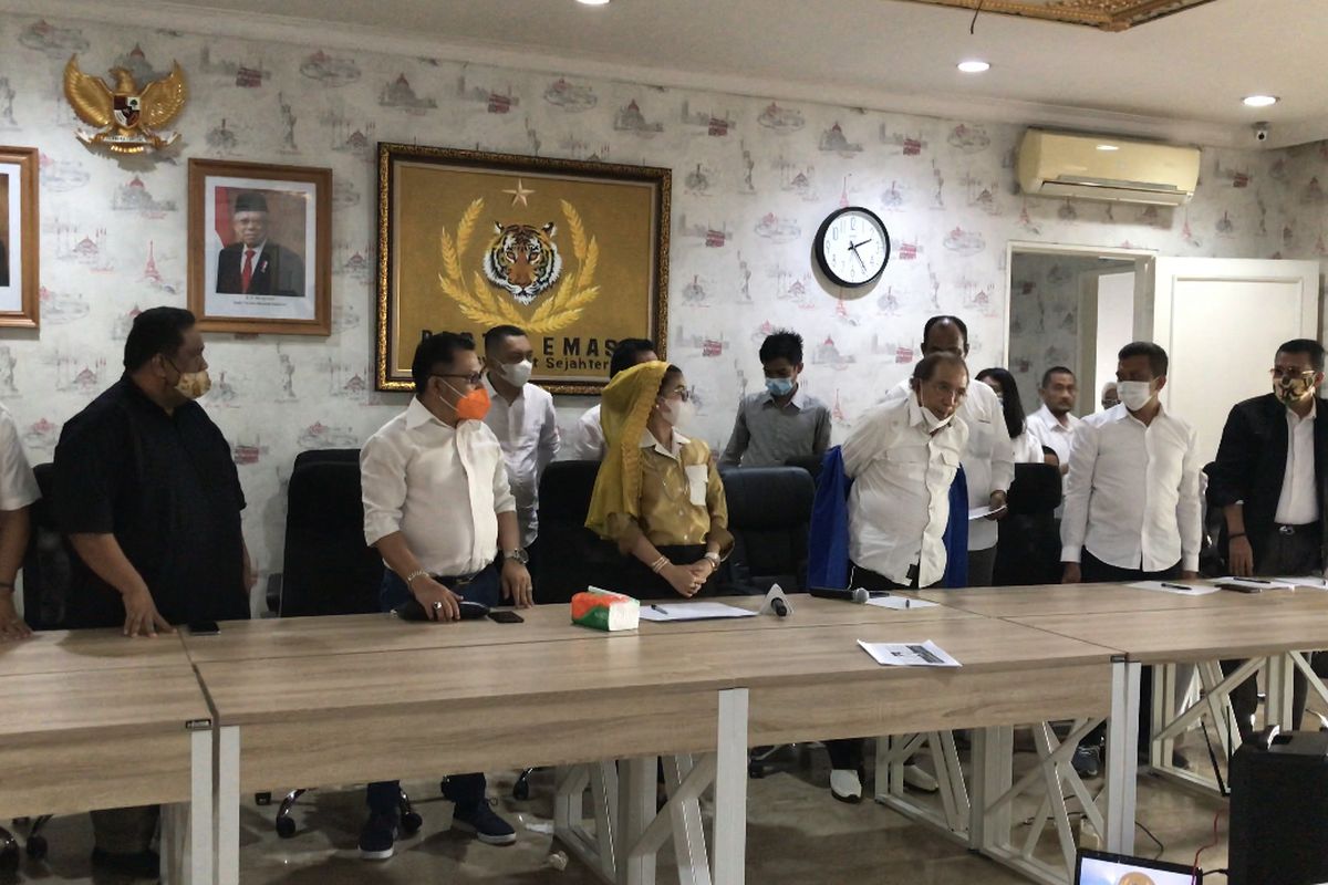 Politisi senior Max Sopacua melepas jaket Partai Demokrat sebagai tanda bergabungnya ke Partai Emas di Kantor DPP Partai Emas, Kemang, Jakaeta Selatan pada Jumat (11/12/2020) siang.