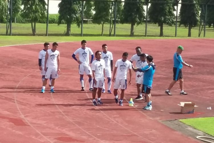 Pemain Persib menjalani TC di lapangan UNY 