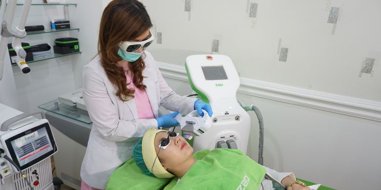 Tahapan kedua dalam terapi photo facial, yaitu face rejuvenation.