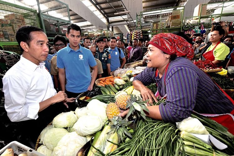 Presiden Joko Widodo (kiri) berdialog dengan pedagang ketika meninjau Pasar Kranggan, Jalan Poncowinatan, Jetis, Yogyakarta, Rabu (25/7/2018). Presiden Joko Widodo berdialog dengan para pedagang soal kondisi pasar. 