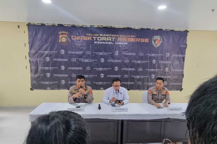 Polda Sumatera Selatan memberikan keterangan pers terkait kasus penganiayaan yang dilakukan oleh Aiptu FN oknum polisi yang menusuk dua orang debt collector di Palembang, Senin (25/3/2024).