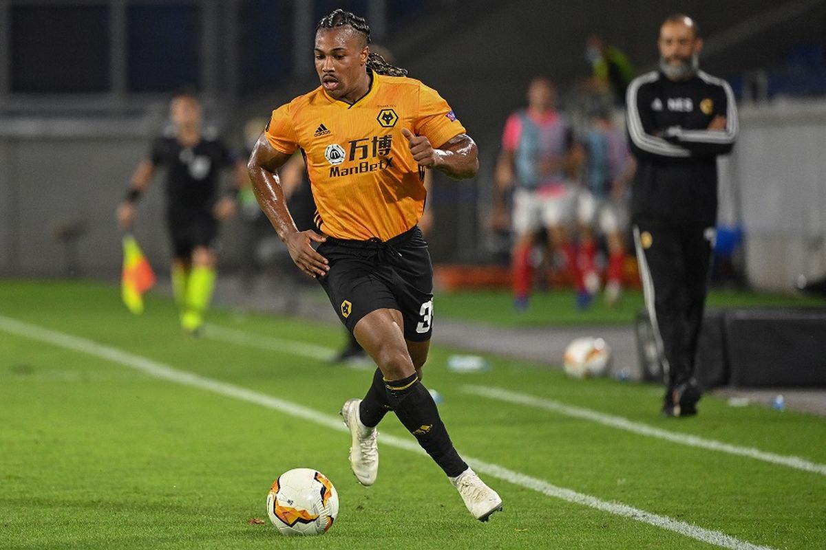 Penyerang Wolverhampton Wanderers Adama Traore menguasai bola pada laga perempat final Liga Europa Wolverhampton Wanderers v Sevilla di MSV Arena pada 11 Agustus 2020 di Duisburg.