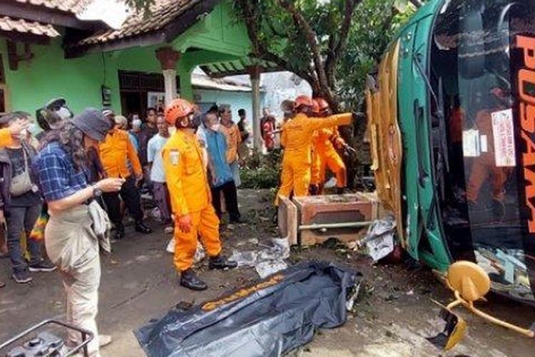 Basarnas bersama Satlantas Polres Cilacap dan warga saat mengevakuasi korban kecelakaan maut melibatkan truk tangki pengangkut minyak sawit, dan dua kendaraan motor dan satu mobil minibus terjadi di Jalan Raya Maos, Desa Maos Kidul, Kecamatan Maos Cilacap, Senin (3/1/2022) 
