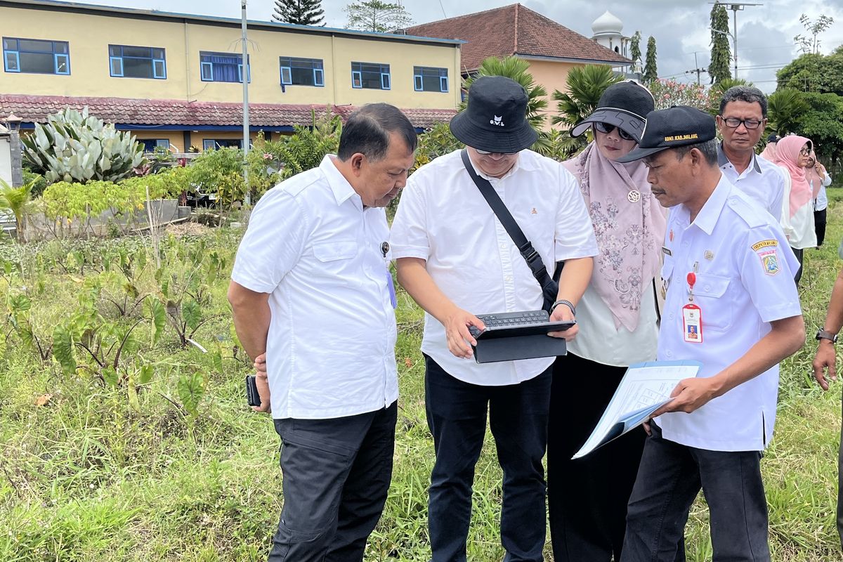 Plt Deputi V Kantor Staf Presiden, Mayjen TNI (Purn) Harianto saat meninjau lahan alternatif untuk pembangunan Sekolah Rakyat di Desa Turen, Kecamatan Turen, Kabupaten Malang, Kamis (27/8/2025).