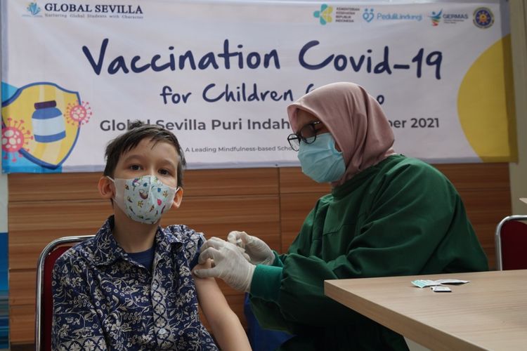 Global Sevilla School Puri Indah menggelar sentra vaksinasi Covid-19 untuk anak pada 20 Desember 2021 bekerja sama dengan Puskesmas Kecamatan Kembangan, Jakarta Barat.