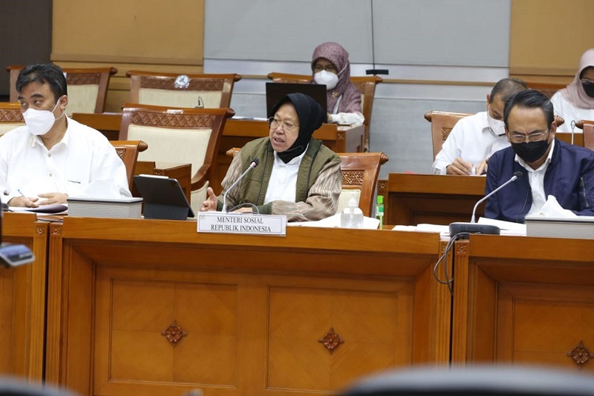 Mensos Tri Rismaharini dalam Rapat Kerja bersama Komisi VIII di Gedung DPR RI, Rabu (13/4/2022). 