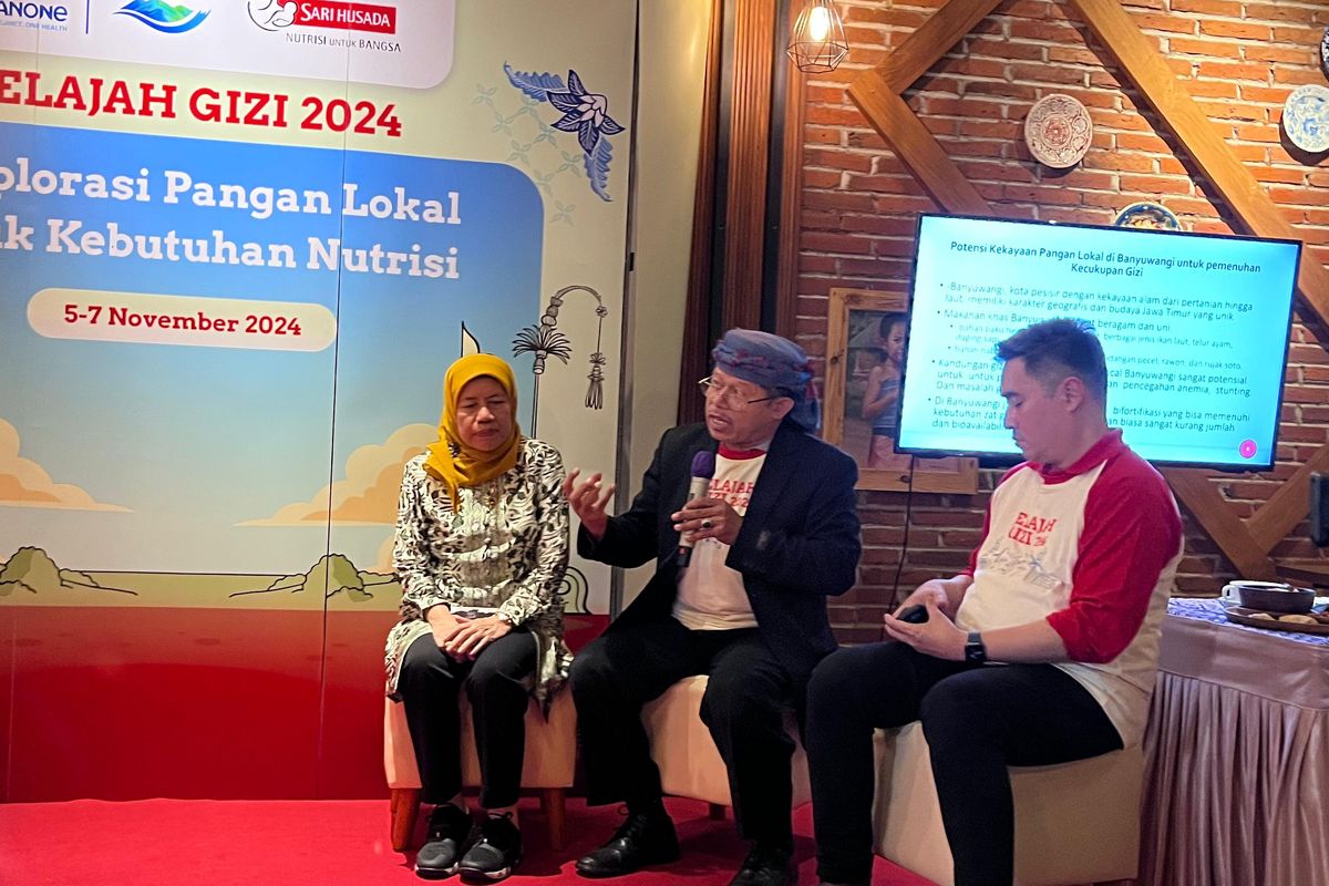 Prof. Ir. Ahmad Sulaeman, MS, PhD (tengah) saat memberikan pemaparan dalam acara Jelajah Gizi 2024 bersama Danone Indonesia di Kabupaten Banyuwangi, pada Selasa, (5/11/2024).