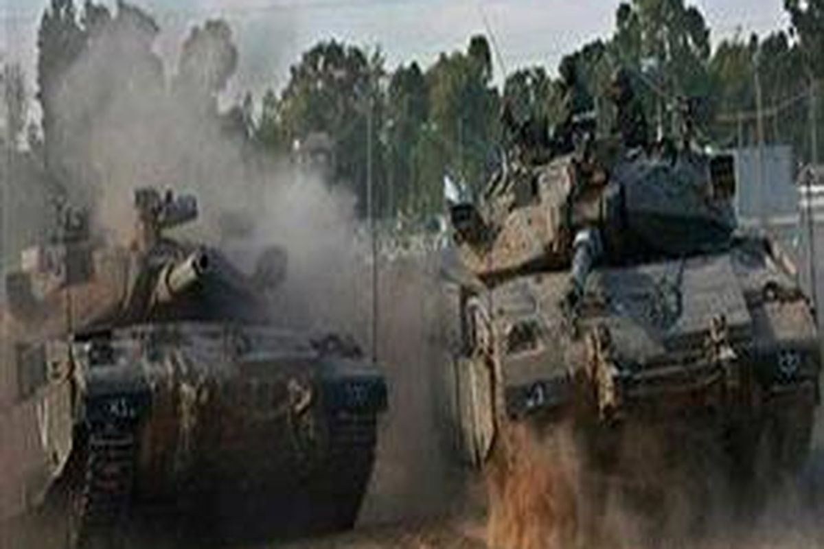 Tank Israel bergerak menuju basis di perbatasan dekat  Jalur Gaza, 19 Desember 2008 