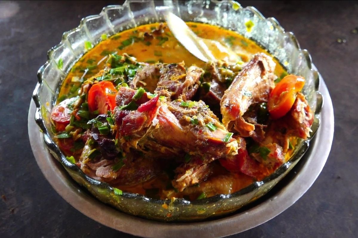 Penampakan ayam asap kare pedas Pak Trubus