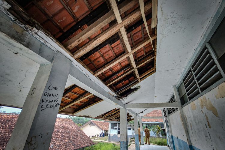 Seorang siswa SMP Negeri 1 Cipongkor, Bandung Barat melintas bangunan ruang kelas yang terancam ambruk, Selasa (6/9/2022).