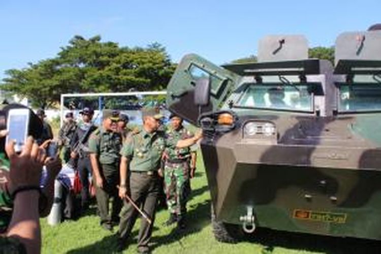 Aparat gabungan TNI-Polri menggelar apel pasukan untuk menjaga keamanan menjelang kedatangan Wakil Presiden Jusuf Kalla di Poso, Sulawesi Tengah, Selasa (16/6/2015) yang dipimpin Pangdam VII Wirabuana Mayor Jenderal TNI Bahctiar.