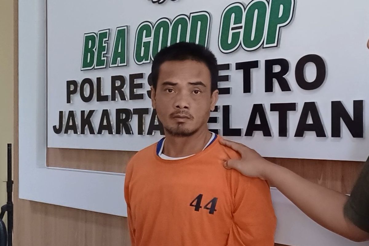 Potret Hadi (42), ayah yang cabuli anak tirinya, SRP (12), saat ditunjukkan di Mapolres Metro Jakarta Selatan, Jumat (5/1/2024).