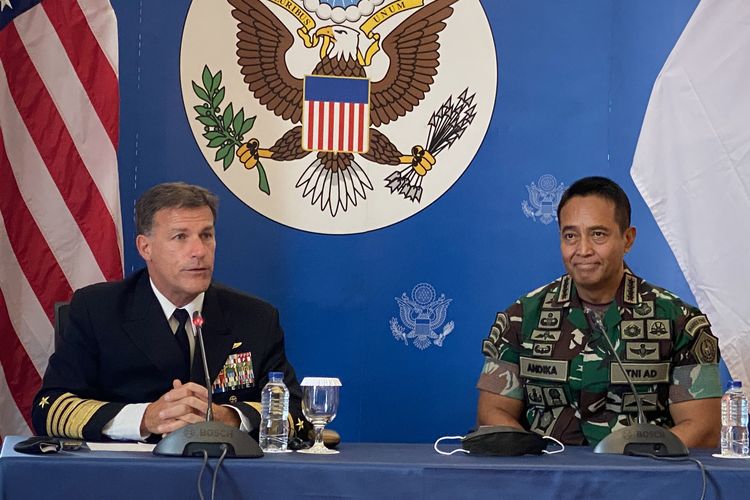 Komandan ke-26 Komando Indo-Pasifik Amerika Serikat (USINDOPACOM) Laksamana John Aquilino berkunjug ke Indonesia dan menggelar pertemuan dengan Panglima TNI Jenderal Andika Perkasa di Hotel Ritz Carlton, Jakarta, Senin (21/3/2022).