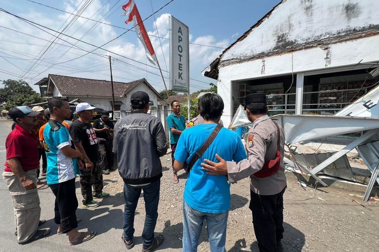 Truk Sound Horeg Melintas, Kanopi Apotek Roboh Timpa Warga hingga Tewas di Jember