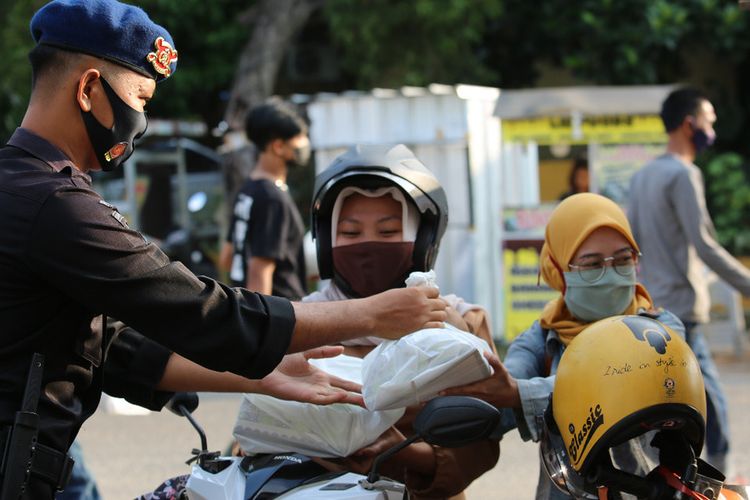 Brimob Polda Lampung mendirikan dapur lapangan di PKOR Way Halim untuk memasak makanan berbuka puasa. Makanan ini dibagikan secara gratis kepada warga yang melintas di lokasi itu.