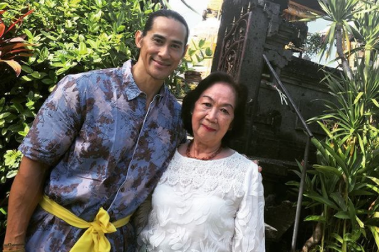 Ade Rai bersama ibunya
