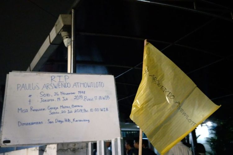 Papan pengumuman duka cita yang mengabarkan meninggalnya budayawan Arswendo Atmowiloto di Komplek Kompas, Petukangan Selatan, Jakarta Selatan, Jumat (19/7/2019). Arswendo Atmowiloto meninggal dunia pada Jumat (19/7/2019).