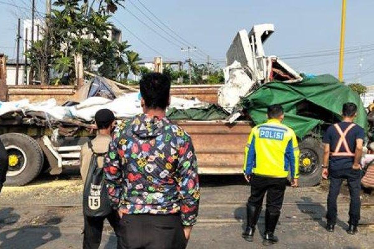 Proses evakuasi truk pengangkut kedelai yang tertabrak kereta api Harina di perlintasan Kaligawe, Kamis (8/5/2025).