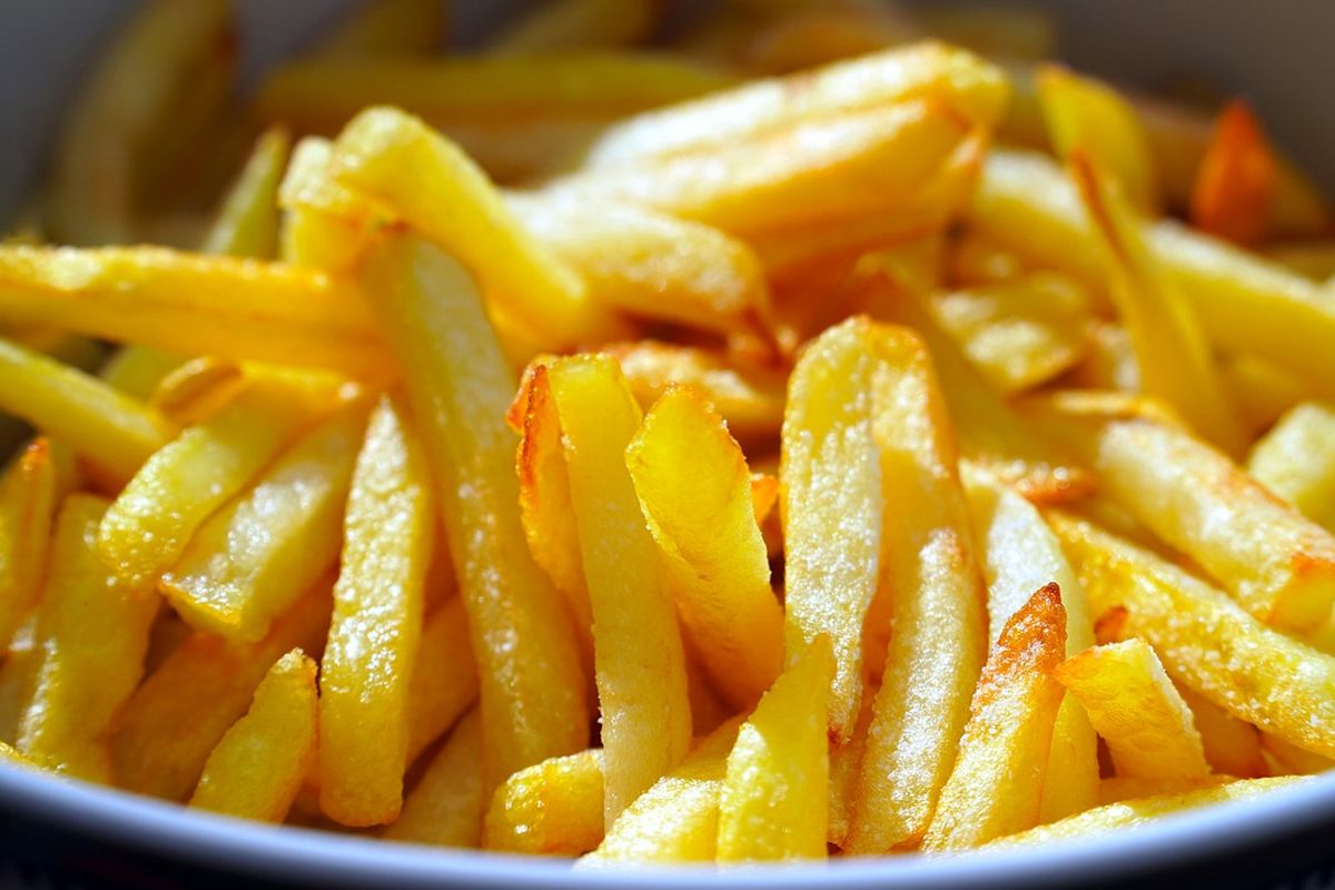 ilustrasi french fries atau kentang goreng. 