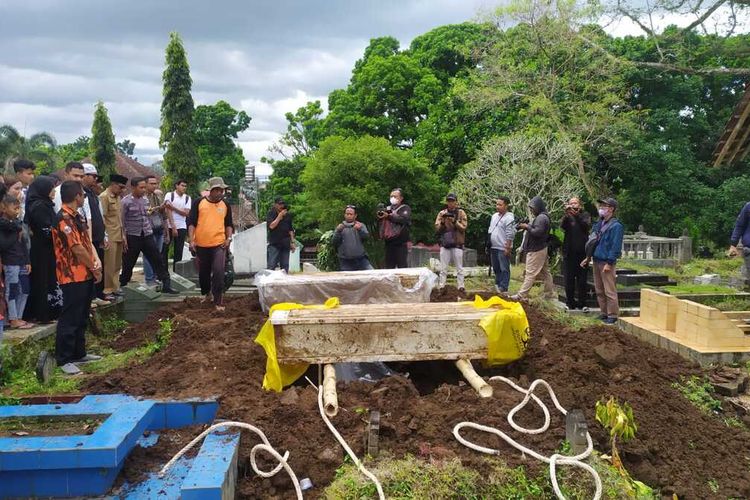 Dua korban dukun pengganda uang Mbah Slamet, asal Kabupaten Magelang, Jawa Tengah, telah dimakamkan di Blok B7 TPU Giriloyo Magelang, Selasa (11/4/2023). Keduanya adalah Theresia Dewi (49) dan Okta Ali Abrianto (33) yang dimakamkan berdampingan liang lahatnya.