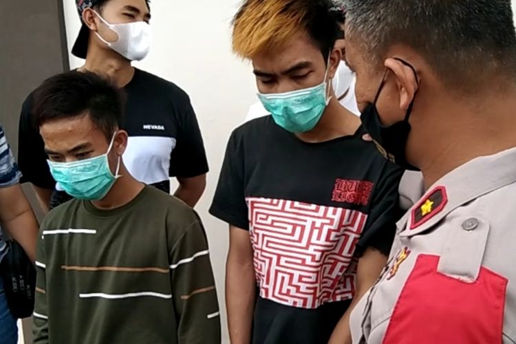Pria berinisial A (19) dan I (22), paman dan keponakan yang melakukan aksi penodongan saat berada di Polsek Ilir Barat 2 Palembang, Kamis (25/2/2021).