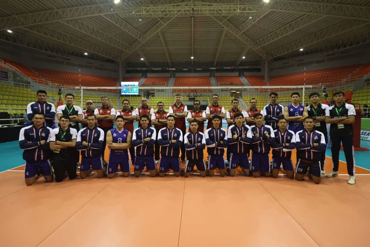 Skuad timnas voli putra Indonesia yang berlaga pada putaran kedua SEA V League 2023 di Filipina. Indonesia berhasil mempertahankan gelar juara usai mengalahkan Thailand dengan skor 3-2 pada laga pamungkas di Santa Rosa Sports Complex, Filipina, pada Minggu (30/7/2023). Artikel ini berisi jadwal Kejuaraan Bola Voli Asia 2023. (Foto oleh Phillippines National Volleyball Federation)