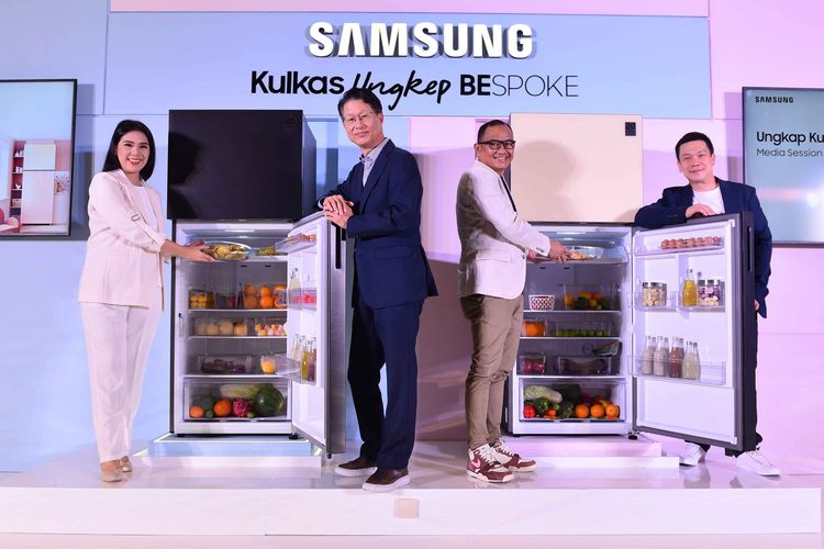 Samsung meluncurkan kulkas ?Kulkas Ungkep?, berupa Top-Mounted Freezer (TMF) atau kulkas dua pintu di Indonesia, dalam dua pilihan desain. 