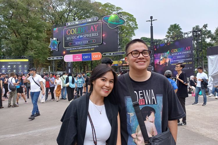 Umay Shahab dan Inarah Syarafina nonton konser Coldplay di GBK, Jakarta Pusat, Rabu (15/11/2023).