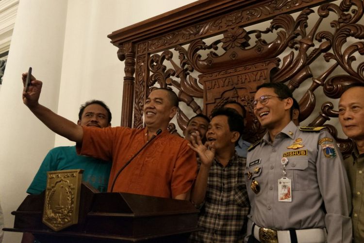 Sopir angkot dan pengusaha angkot Tanah Abang foto bersama Wakil Gubernur DKI Jakarta Sandiaga Uno usai menyepakati OK Otrip, di Balai Kota DKI Jakarta, Jumat (2/2/2018). 