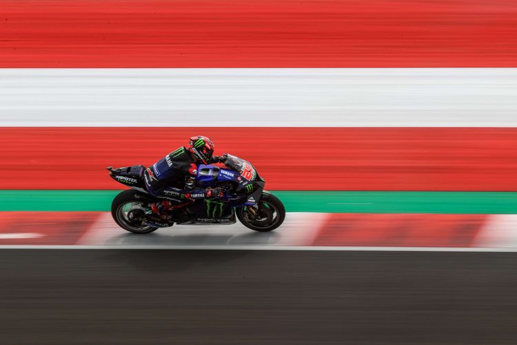 Pebalap Fabio Quartararo (Monster Energy Yamaha) memacu sepeda motornya saat sesi latihan bebas 3 MotoGP seri Pertamina Grand Prix of Indonesia 2022 di Pertamina Mandalika International Street Circuit, Lombok Tengah, NTB, Sabtu (19/3/2022). Marquez keluar sebagai pebalap tercepat pada FP3 dengan catatan waktu 1 menit 34,067 detik.