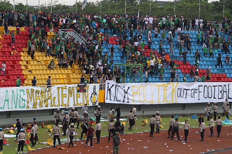 Suporter Sriwijaya FC ricuh dan merusak bangku stadion glora Jakabaring Palembang, saat melawan Arema FC, Sabtu (21/7/2018)