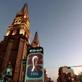 Papan hitung mundur Piala Dunia 2026 dipasang di depan Gereja Katedral Guadalajara, Negara Bagian Jalisco, Senin (23/2/2026). Gelaran Piala Dunia tinggal menghitung bulan, tetapi kondisi Meksiko ricuh dilanda pertempuran kartel melawan aparat.