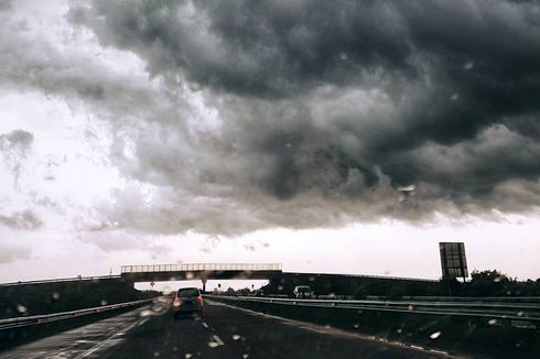 Viral Awan Hitam Besar di Langit Surabaya, Begini Penjelasannya