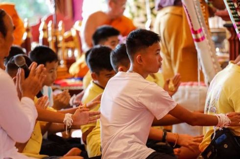 Remaja yang Terjebak di Goa Ikut Upacara untuk Jadi Biksu Selama 9 Hari