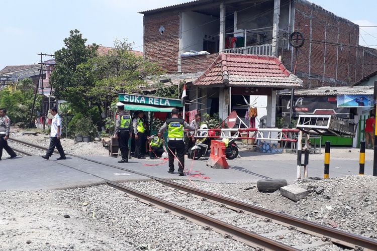 Olah TKP kecelakaan KA Sritanjung versus Pajero di perlintasan Jalan Pagesangan Surabaya