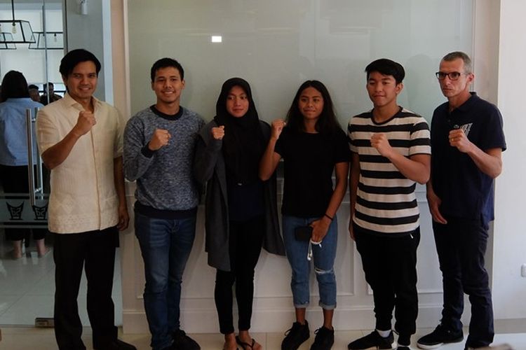 Para atllet muda usia PRSI ke Youth Olympic Games 1018, dari kiri Waketum PP PRSI, Harlin Rahardjo, Azel Zelmi, ADinda Larasti Dewi, Azzahra Permatahani, Farrel Armandio  Tangkas dan pelatih David Armandoni.