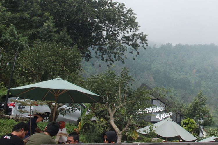 Merbabu View, salah satu venue di Dusun Cuntel, Desa Kopeng, Kecamatan Getasan, Kabupaten Semarang, Rabu (18/5/2022). Berada di lereng utara Gunung Merbabu, Cuntel menyodorkan bentang alam termasuk gunung-gunung lain di Jawa Tengah, yang tampak jelas saat langit cerah. 