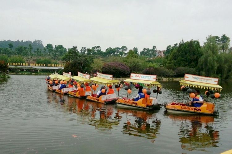 Sejumlah pengunjung saat menaiki perahu wisata Pos Indonesia di Floating Market, salah satu tempat wisata di Lembang yang dapat dikunjungi.