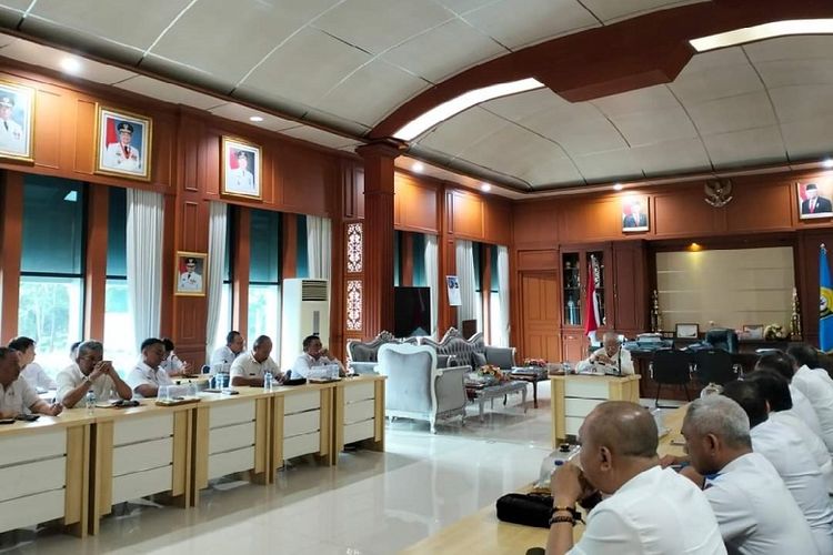 Rapat persiapan gelaran pisah sambut Gubernur dan Penjabat (Pj) Gubernur Sultra di ruang rapat Sekda Kantor Gubernur Sultra, Kendari, Rabu (6/9/2023).