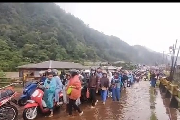  Jalur Penatapan Berastagi, Kabupaten Karo, Sumatera Utara, Banjir, Minggu (30/4/2023).