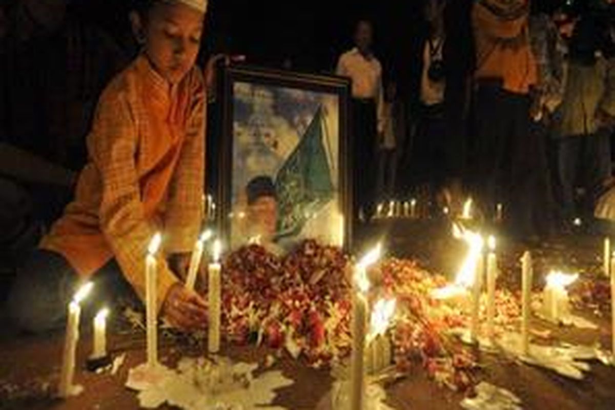 Masyarakat dari berbagai komunitas suku dan agama menggelar doa bersama untuk almarhum KH Abdurrahman Wahid (Gus Dur) di depan Gedung Grahadi, Surabaya, Jawa Timur, Rabu (30/12/2009).