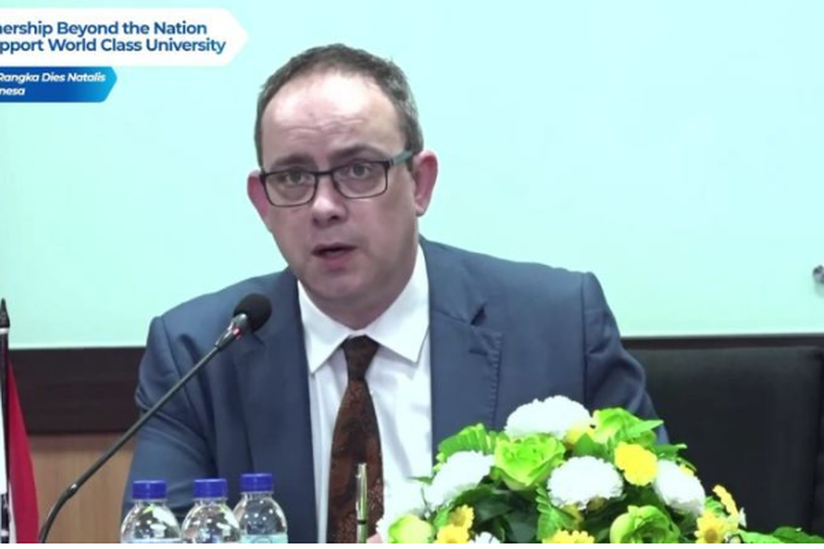 David Ouchterlonie Associate Director, Global Engagement, University of Nottingham, UK menjadi pembicara webinar yang diadakan Universitas Negeri Surabaya (Unesa).