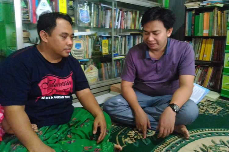 Ketua Umum Pengurus Besar (PB) Pergerakan Mahasiswa Islam Indonesia (PMII), Agus Mulyono Herlambang (kanan) tengah berdiskusi dengan pengasuh Pondok Pesantren Aswaja Nusantara, Muhammad Mustafid di Kampung Mlangi, Desa Nogotirto, Kecamatan Gamping, Kabupaten Sleman, Senin (24/7/2017)