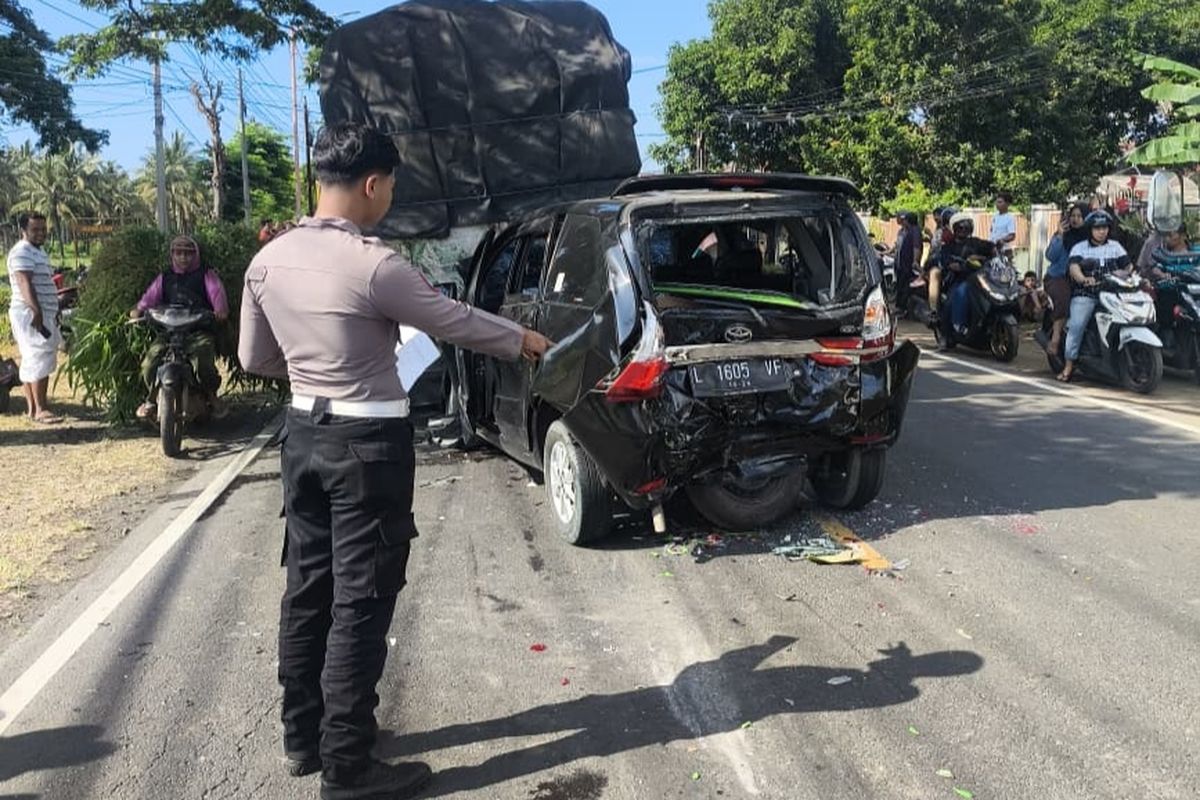 Polisi saat olah TKP kecelakaan beruntun di Wongsorejo Banyuwangi