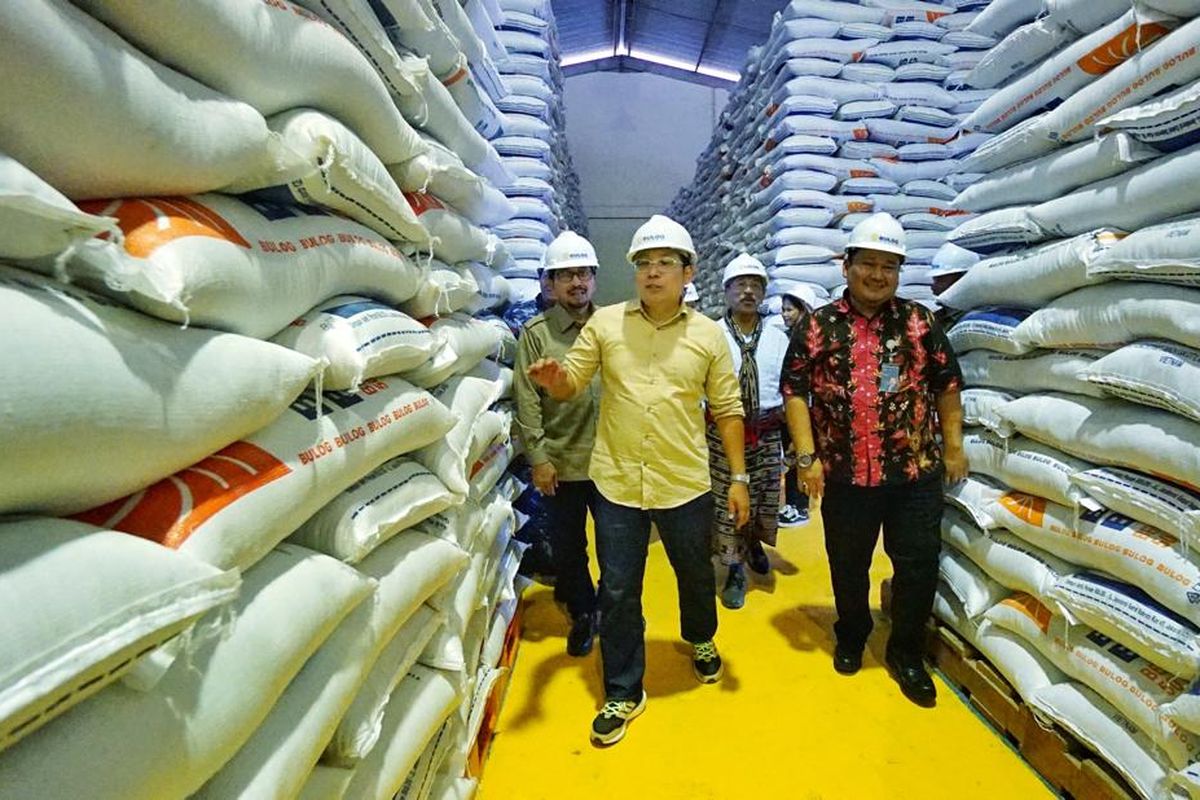 Kepala Bapanas Arief Prasetyo mengunjungi gudang Bulog Jumat (11/8/2023).