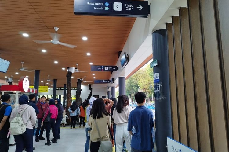 Sejumlah penumpang bus Transjakarta menunggu kedatangan bus koridor 2C Balaikota-JiExpo Kemayoran di Halte Balaikota, Gambir, Jakarta Pusat, Minggu (18/6/2023). (KOMPAS.com/XENA OLIVIA)
