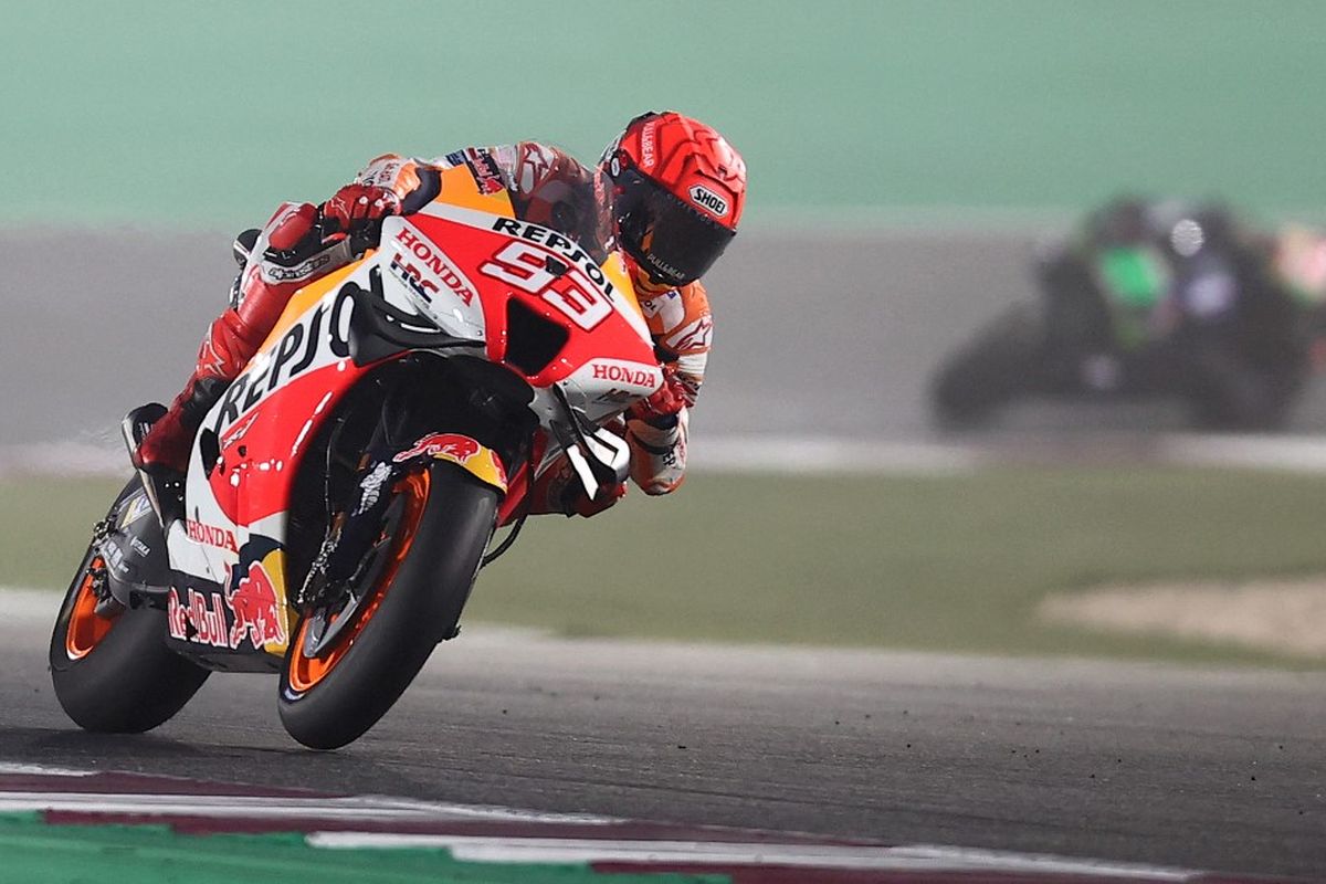 Marc Marquez (Repsol Hond) saat mengikuti sesi latihan bebas keempat MotoGP Qatar 2022 di Sirkuit Losail, Qatar, Sabtu (5/3/2022).